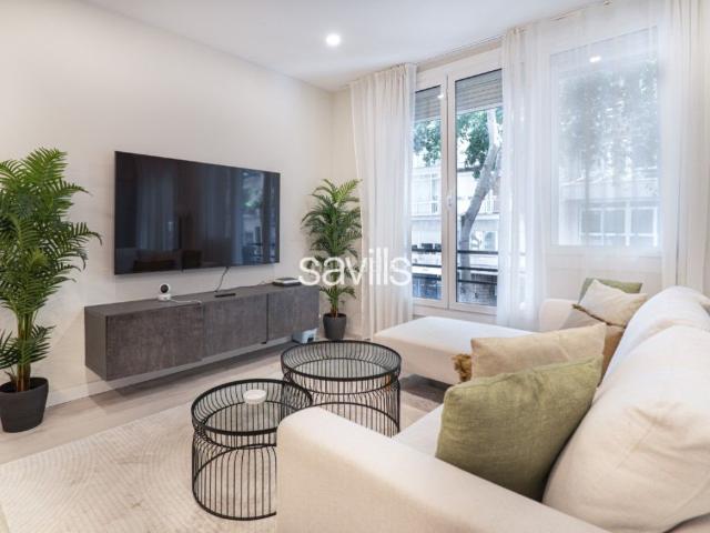 Apartamento en venta en Barcelona, Sagrada Família. Piso reformado y amueblado en finca clásica junto a la Sagrada Familia. Apartamentos.