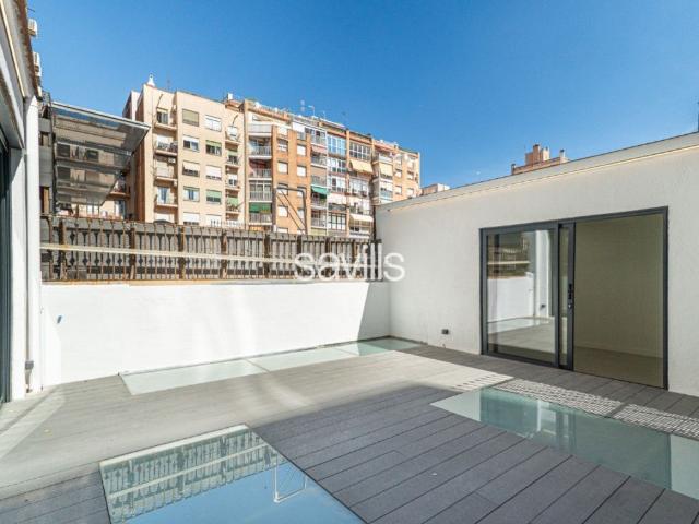 Apartamento en venta en Barcelona, Sant Antoni. Elegante vivienda reformada con terraza en finca regia. Apartamentos.
