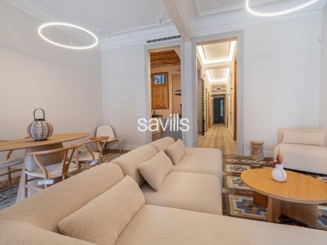 Apartamento en venta en Barcelona, Sant Antoni. Piso con gran terraza en Eixample. Apartamentos.