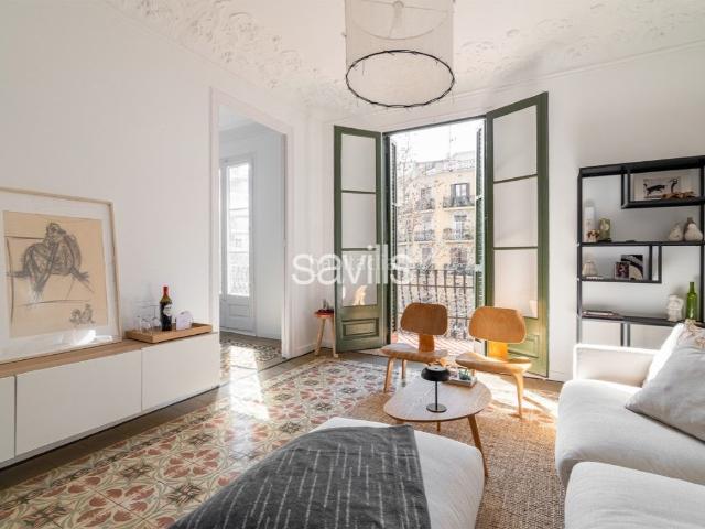 Apartamento en venta en Barcelona, Sant Antoni. Preciosa Vivienda Reformada en Edificio Modernista. Apartamentos.