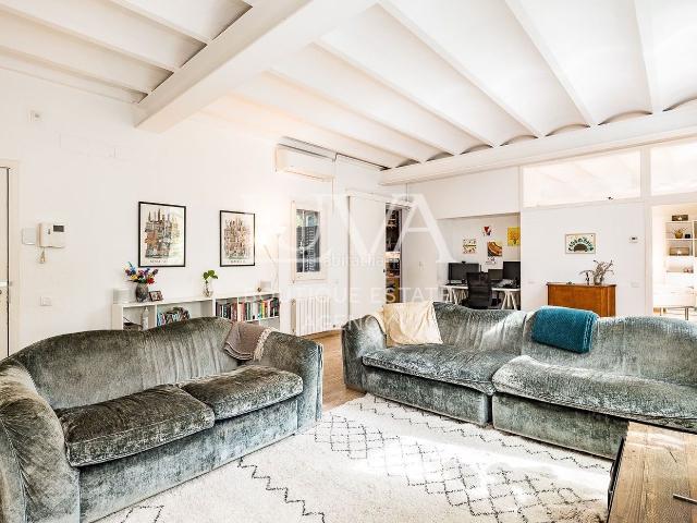 Apartamento en venta en Barcelona, St. Pere Sta. Caterina El Born. Amplio y luminoso piso con carácter en el corazón de El Born. Apartamentos.