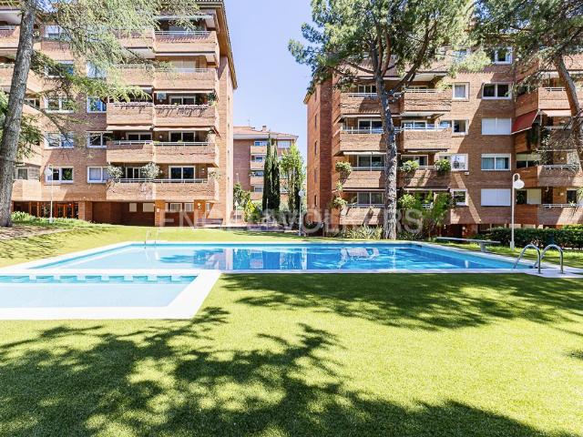 Piso en venta en Barcelona, Sarrià. Fantástica planta baja con piscina comunitaria en Pedralbes. Pisos.