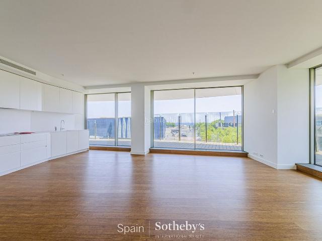 Apartamento en venta en Barcelona, Provençals del Poblenou. Venta Amplio apartamento de dos habitaciones con terraza y vistas al océano en un complejo residencial con infraestructura, ideal.