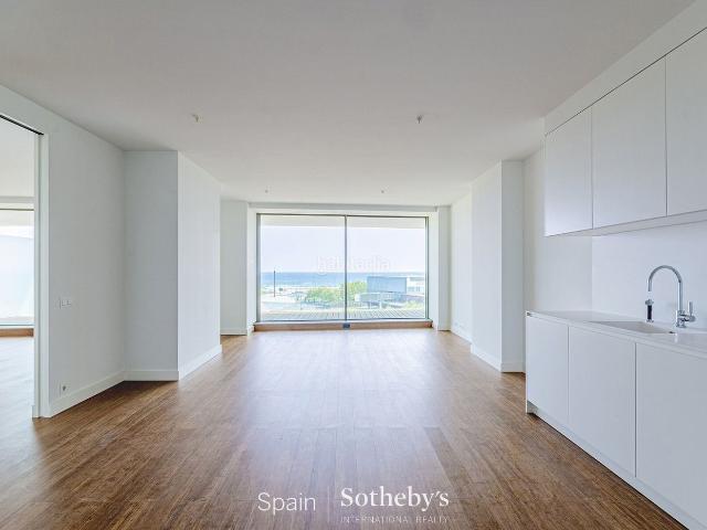 Apartamento en venta en Barcelona, Provençals del Poblenou. Venta de amplio apartamento con terraza y vista al océano en un complejo residencial de prestigio. Apartamentos.