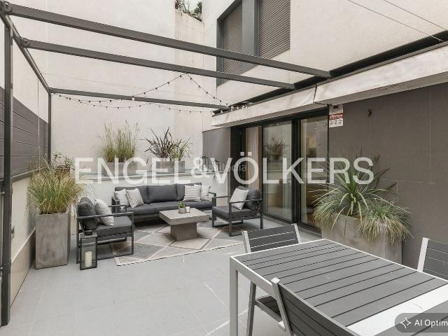Planta baja en venta en Barcelona, Putget Farró. Moderno apartamento con terraza en Sant Gervasi. Plantas bajas.
