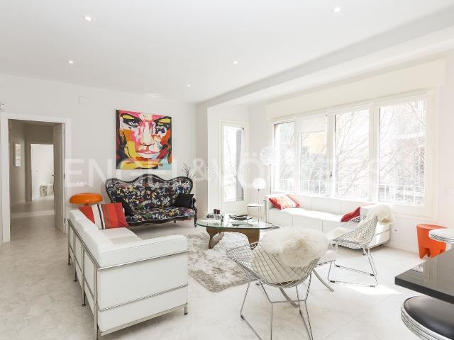 Piso en venta en Barcelona, Raval. Exclusivo Apartamento de Lujo con terraza en la mejor calle del Raval. Pisos.