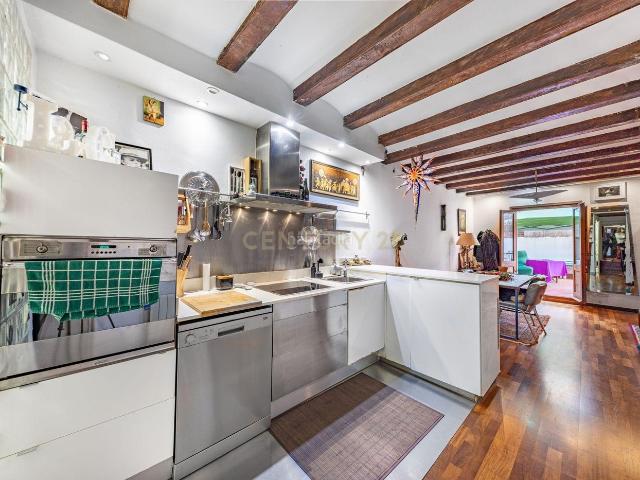 Apartamento en venta en Barcelona, Raval. Piso con Terraza de 30m en el Centro de Barcelona. Apartamentos.