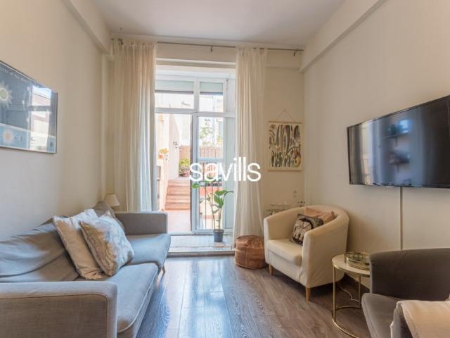 Apartamento en venta en Barcelona, Raval. Piso con terraza en venta, Casco antiguo. Apartamentos.