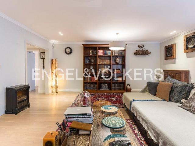 Piso en venta en Barcelona, Tres Torres. Exclusivo apartamento, elegante y luminoso con terraza en Tres Torres. Pisos.