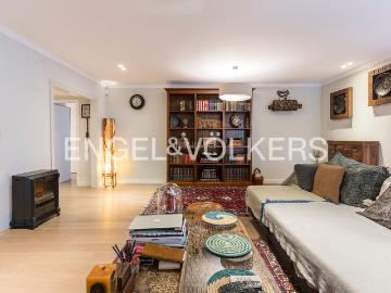 Piso en venta en Barcelona, Tres Torres. Exclusivo apartamento, elegante y luminoso con terraza en Tres Torres. Pisos.