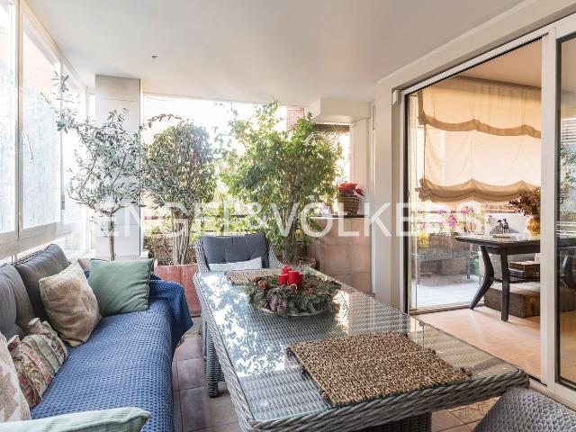 Piso en venta en Barcelona, Tres Torres. Exclusivo apartamento, elegante y luminoso con terraza en Tres Torres. Pisos.