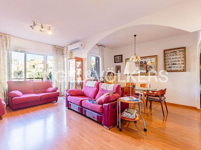 Piso en venta en Barcelona, Vallcarca Penitents. Inversión en Vallcarca Nuda Propiedad de 108m con piscina y gran potencial. Pisos.