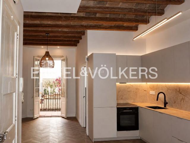 Apartamento en venta en Barcelona, Vila de Gràcia. Exclusivo piso reformado a estrenar con terraza privada de 35 m en finca regia de 1900. Apartamentos.