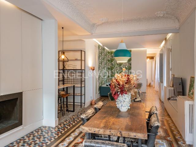 Piso en venta en Barcelona, Vila de Gràcia. Piso turístico con terraza con inmejorable ubicación. Pisos.