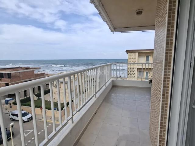 Apartamento en venta en Bellreguard. Despierta cada mañana con el Mediterráneo a tus pies, en primera línea playa Bellreguard. Apartamentos.