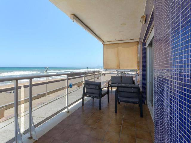 Apartamento en venta en Bellreguard. Primera Línea de Playa en Bellreguard Terraza Panorámica y Vistas al Mediterráneo. Apartamentos.