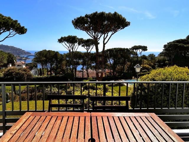 Apartamento en venta en Calella de Palafrugell Costa Brava. APARTAMENTO CON VISTAS AL MAR CON PLAZA DE PARKING Y PISCINA. Apartamentos Calella de.