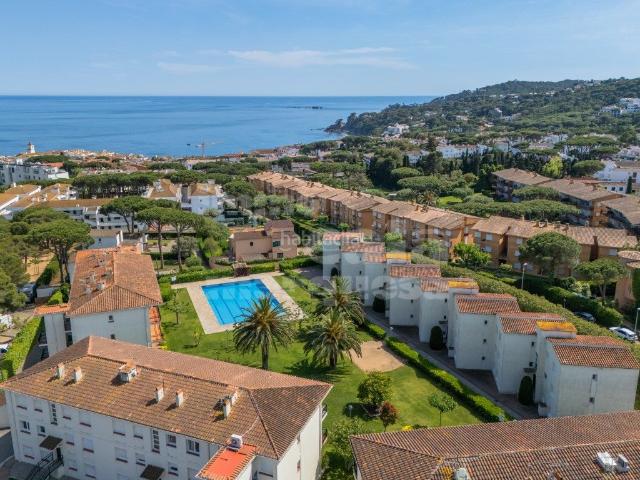 Apartamento en venta en Calella de Palafrugell Costa Brava. Apartamento con jardin y piscina en Calella de Palafrugell. Apartamentos Calella de.