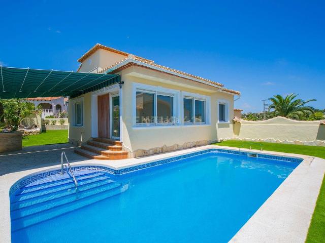 Apartamento en venta en Calp, Carrió La Merced Los Pinos. Villa independiente con piscina privada y vistas al Peñón de Ifach en La Merced, Calpe. Apartamentos.