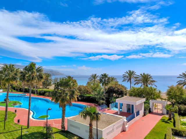 Apartamento en venta en Castell de Ferro. Primera línea de Playa, vistas panorámicas al mar y piscina, directas desde el sofá y la terraza. Listo para entrar este verano. Apartamentos Castell de.