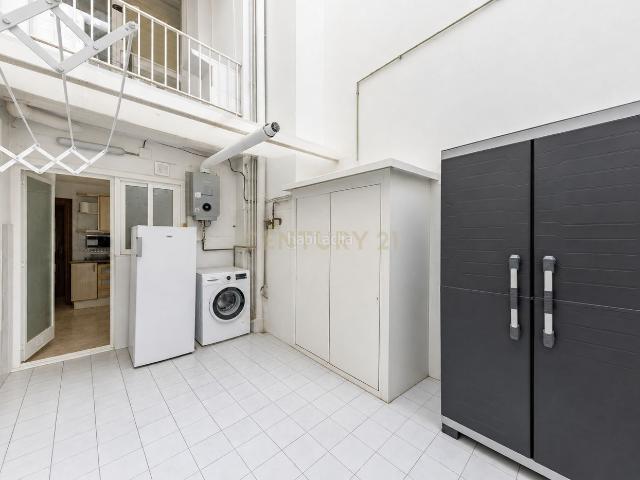 Apartamento en venta en Castelldefels, Castell Poble Vell. Amplia planta baja de 96 m con 4 habitaciones y licencia turística en Calle Major. Apartamentos.