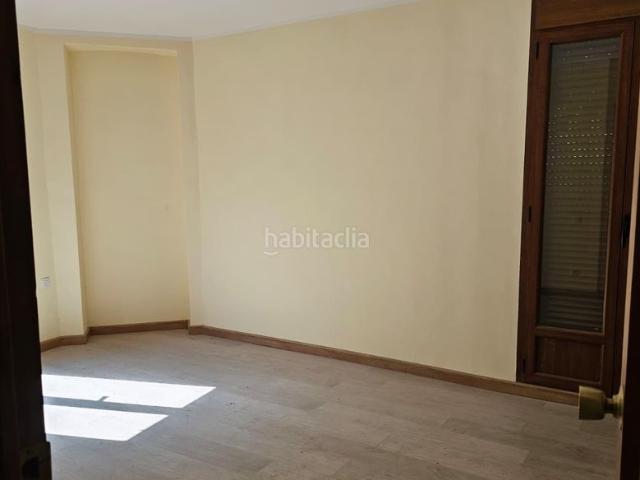 Apartamento en venta en Caspe. Edificio con 3 viviendas y local barrestaurante en Plaza España de Caspe. Apartamentos.