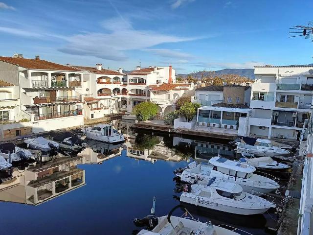 Apartamento en venta en Empuriabrava, Alberes Costa Brava. Apartamento renovado con vista al canal en Empuriabrava. Apartamentos.
