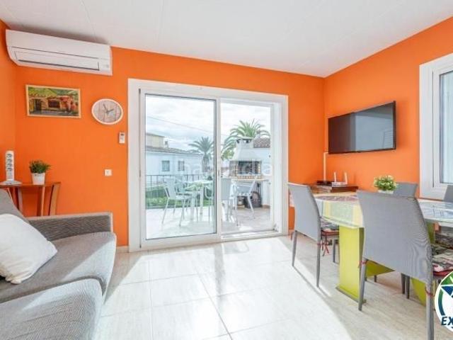 Apartamento en venta en Empuriabrava, Muga Gran Reserva Badia Costa Brava. Apartamento con terraza y parking exterior en excelente ubicación, a 150 m de la playa y con licencia turística.