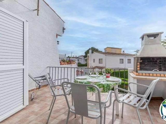 Apartamento en venta en Empuriabrava, Muga Gran Reserva Badia Costa Brava. BAHIA Apartamento con terraza y parking exterior en excelente ubicación, a 150 m de la playa y con licencia turística.