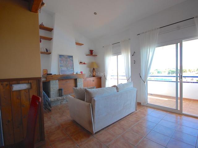 Apartamento en venta en Escala L´, Riells Costa Brava. Precioso apartamento dúplex con piscina comunitaria. Apartamentos Escala.