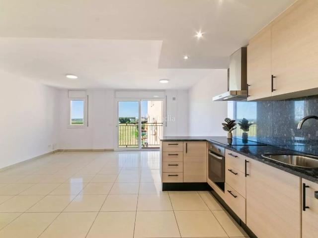 Apartamento en venta en Fortià. Ático dúplex reformado en Fortià con vistas abiertas al campo. Apartamentos.