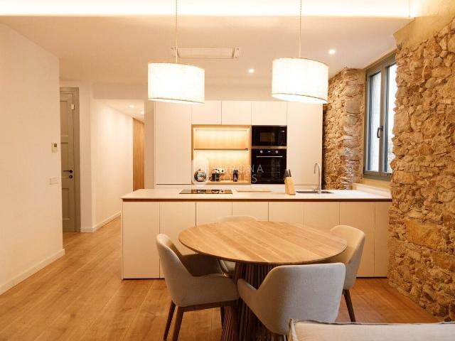 Apartamento en venta en Girona, Centre Barri Vell. Precioso piso de 3 habitaciones y 2 baños totalmente amueblado y equipado. Apartamentos.