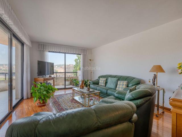 Apartamento en venta en Girona, Sant Narcis. Espacioso piso con parking cerca de estación. Apartamentos.