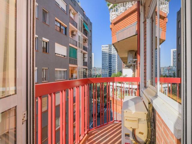Apartamento en venta en Hospitalet de Llobregat L´, Santa Eulàlia. Luminoso piso reformado con balcón en Santa Eulàlia. Apartamentos Hospitalet de Llobregat.