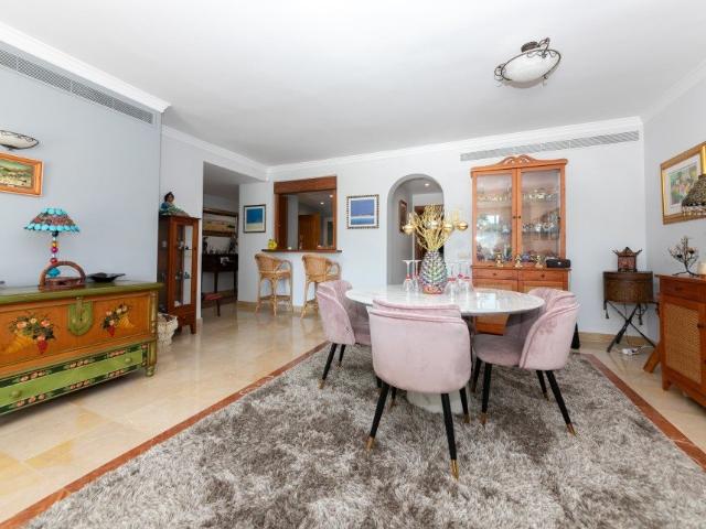Apartamento en venta en La Quinta Golf con vistas abiertas a. 129m² Benahavís