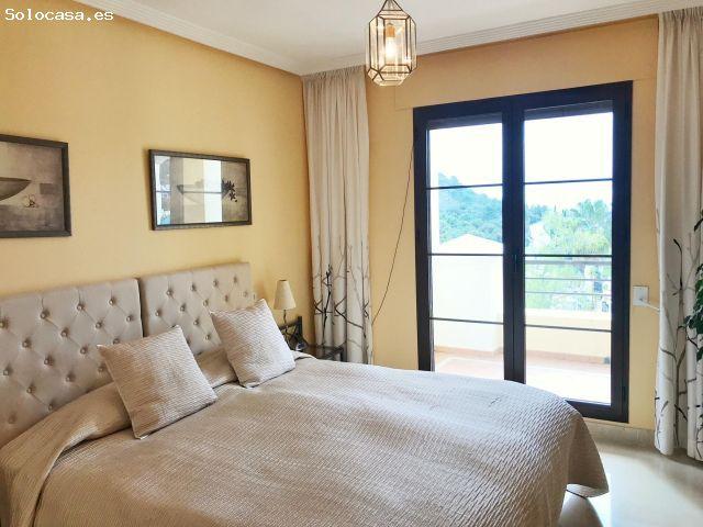 Apartamento en venta en Los Arqueros, Benahavís – Exclusiva vivienda en primera línea de golf con vi