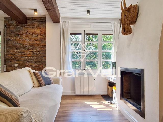 Apartamento en venta en Llívia Pirineos. Apartamento reformado con jardín y piscina comunitaria en Llívia. Apartamentos.