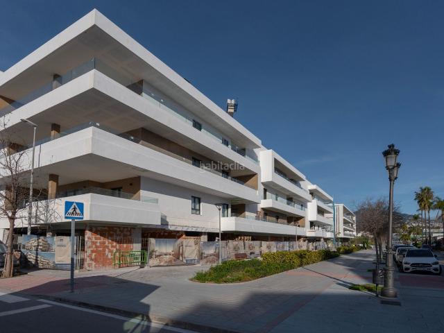 Apartamento en venta en Marbella, San Pedro de Alcántara Pueblo. Moderno apartamento de obra nueva con amplios espacios abiertos, grandes terrazas y eficientes prestaciones energéticas en un ento.