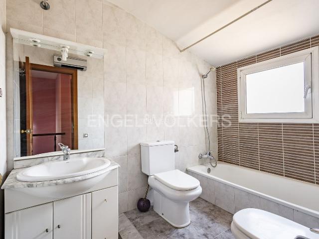 Piso en venta en Masquefa. Dúplex luminoso y funcional de 4 habitaciones con balcón y patio en Masquefa. Pisos.
