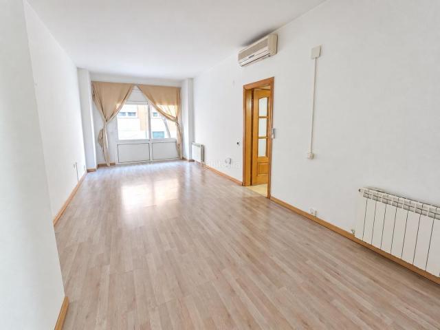 Apartamento en venta en Matadepera. Piso exterior de 3 dormitorios con patio y lavadero en Matadepera. Apartamentos.