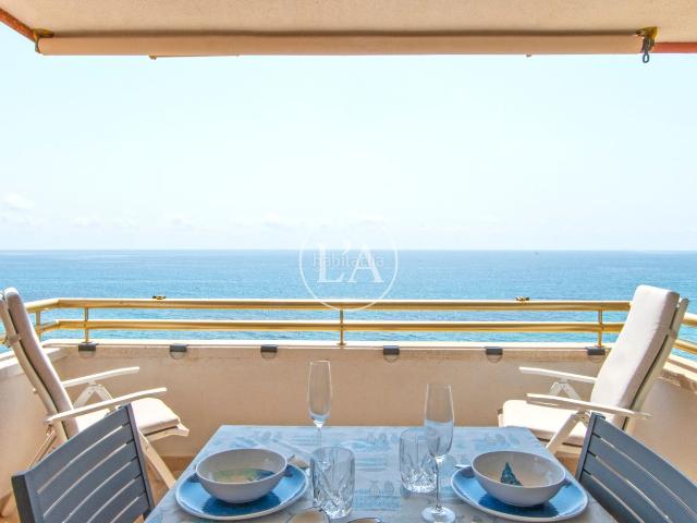 Apartamento en venta en Miami Platja, Passeig Marítim Costa Dorada. Apartamento en primera línea de mar a pie de cala Misteri. Apartamentos Miami.