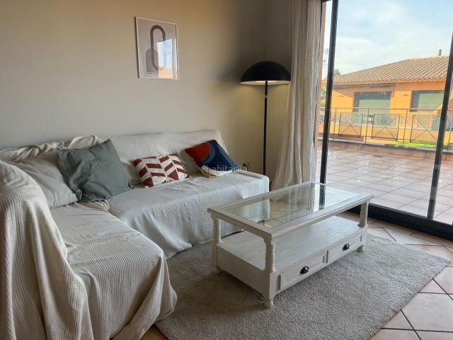 Apartamento en venta en Navata. Vila Birdie. Apartamentos.
