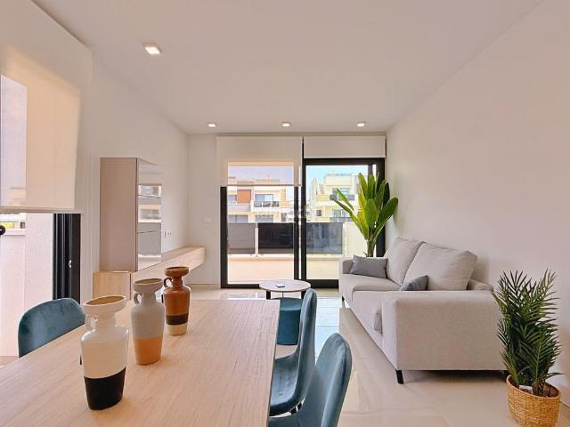 Apartamento en venta en Orihuela, La Florida. A estrenar, completamente amueblado y nunca habitado. Este apartamento en Amanecer XII ofrece una oportunidad poco habitual en Vil. Apartamentos.