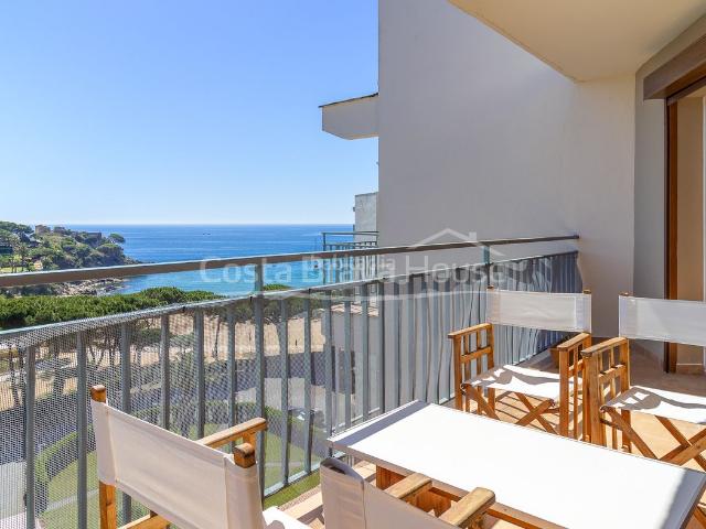 Apartamento en venta en Palamós, La Fosca Cala Margarida Costa Brava. Ático en venta en primera línea de La Fosca con vistas al mar, solárium privado de 86 m, parking y ascensor. Apartamentos.