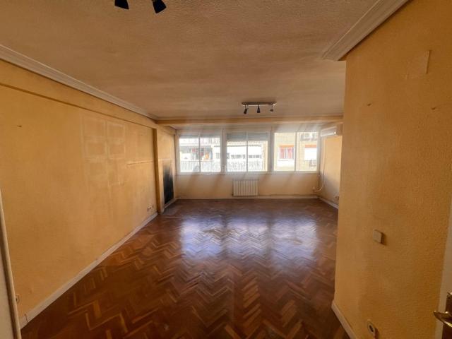 Apartamento en venta en Parla, Villayuventus Renfe. Piso de 3 dormitorios junto a Renfe Parla Luminoso y con excelente ubicación. Apartamentos.