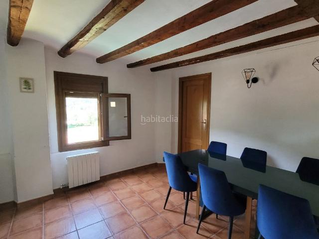 Apartamento en venta en Pobla de Lillet La. Apartamento de 55 m2, 2 habitaciones, soleado, calefacción, amueblado, con vistas a la montaña y buena ubicación. Apartamentos Pobla de Lillet.