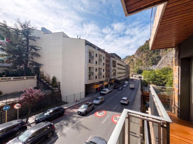 Apartamento en venta en Sant Julià de Lòria, Sant Julià Pirineos. Se vende piso de 4 habitaciones en el centro de Sant Julià. Apartamentos Sant Julià de.