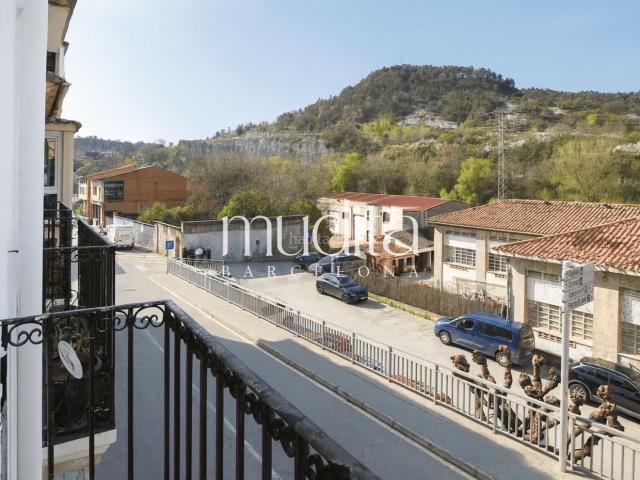 Apartamento en venta en Sant Quirze de Besora. Primera planta de una casa modernista para reformar y diseñar a medida. Apartamentos Sant Quirze de.