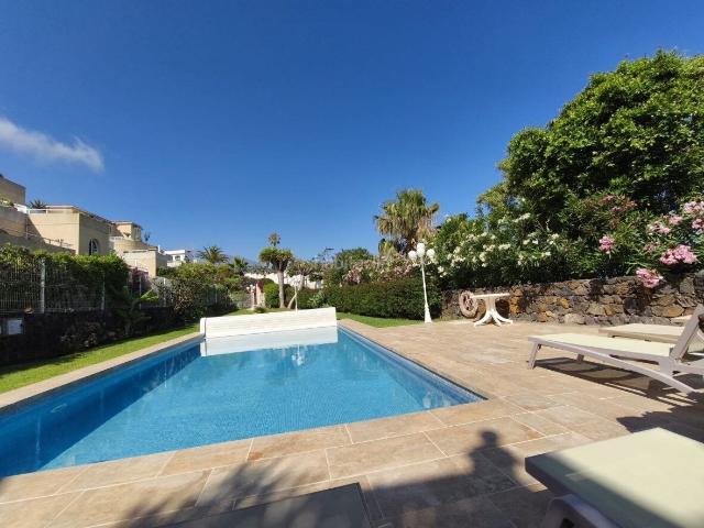 Apartamento en venta en Santa Úrsula, Santa Úrsula Pueblo. Tenerife Exclusivo Apartamento con Gran Terraza, Jardín Privado y Licencia Vacacional. Apartamentos Santa.