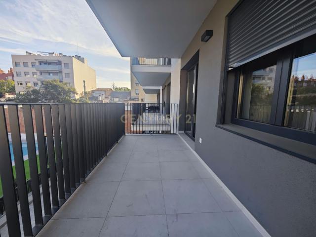Apartamento en venta en Sabadell, Eixample. Vivienda seminueva 2 hab. con piscina, parking y trastero en Sabadell. Apartamentos.